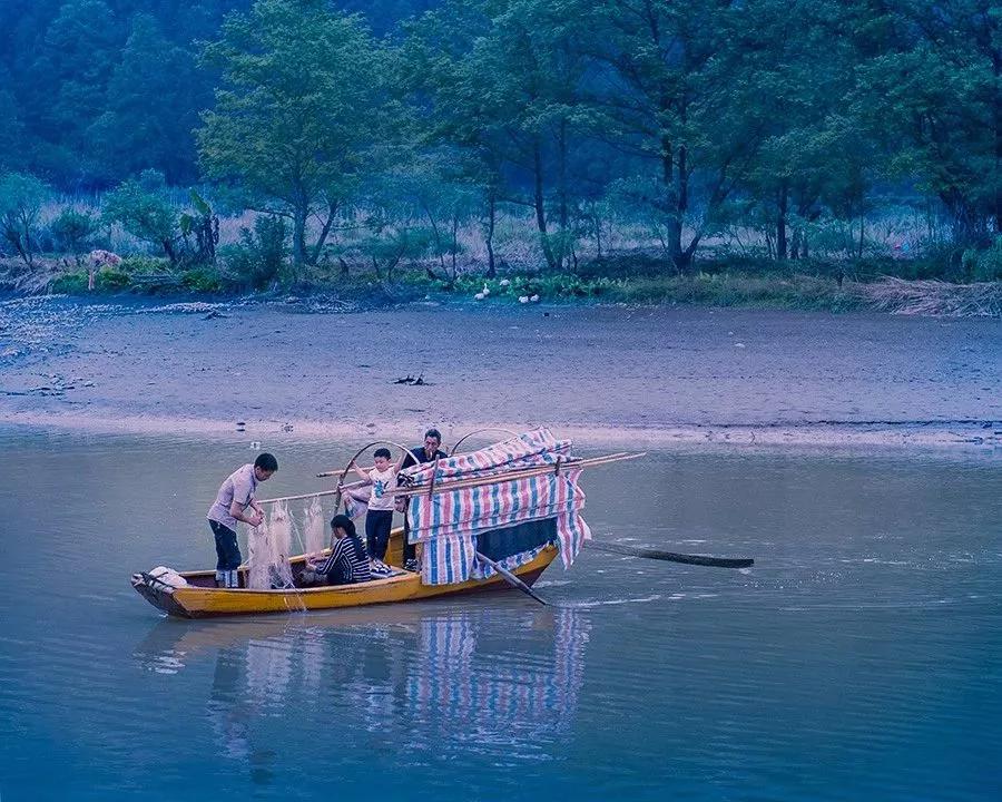 探索自然美景中的内心平和与宁静，最新美摔之旅