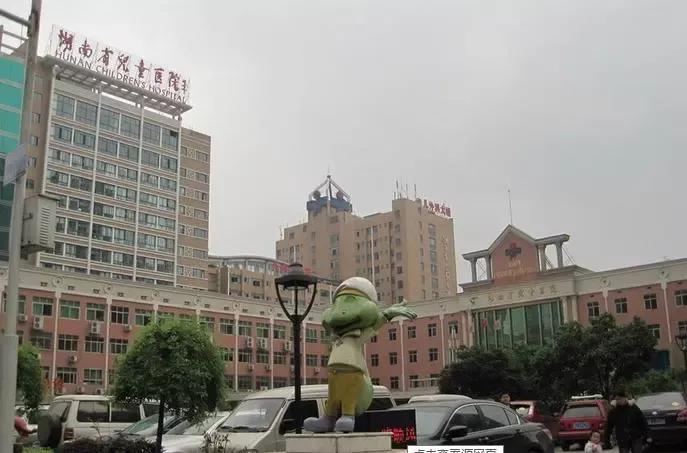湖南悲剧，货车撞向路边儿童致1死1伤事故