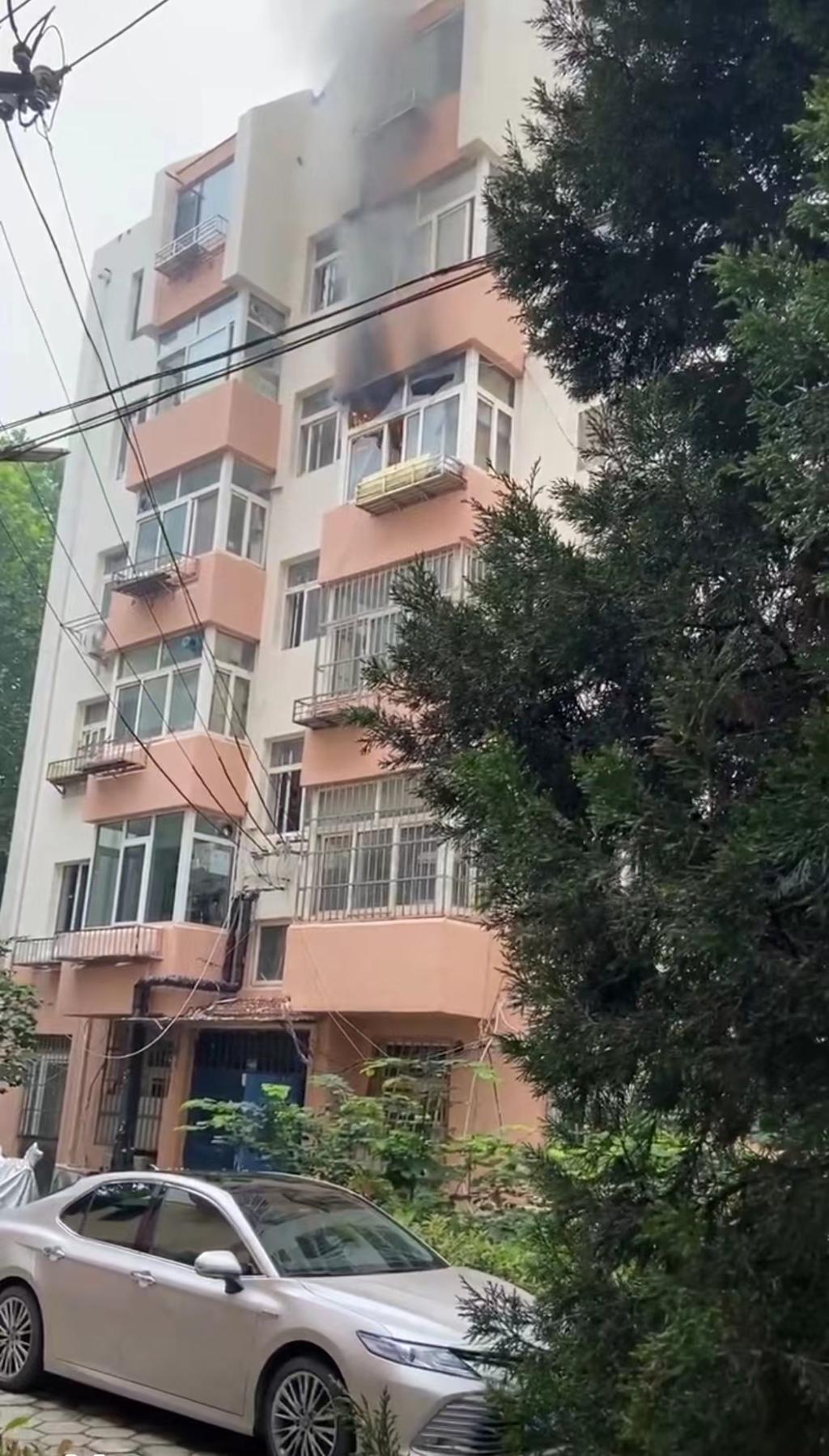 夫妻吵架引发危险行为，将两娃置于窗外