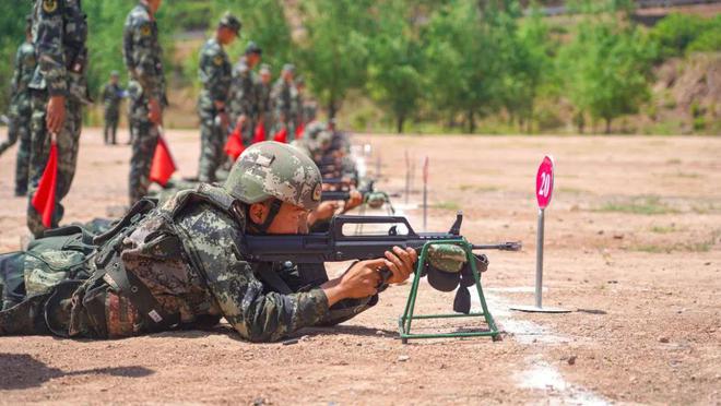 新学员首次实弹射击考核现场直击