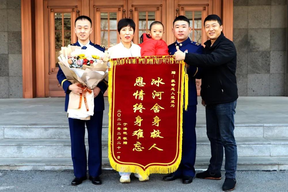 紧急救援！男子挺身而出，向落水女子伸出生命之手
