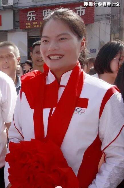 倪夏莲告别父老乡亲泪洒离别之际，情感流露感人至深