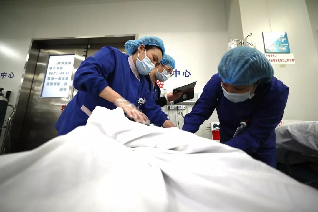逆境中的励志故事，手术室外的挑战与希望之火燃起时