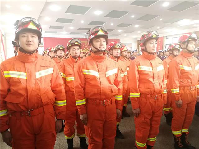 消防最新制服，自然美景中的轻松探索之旅